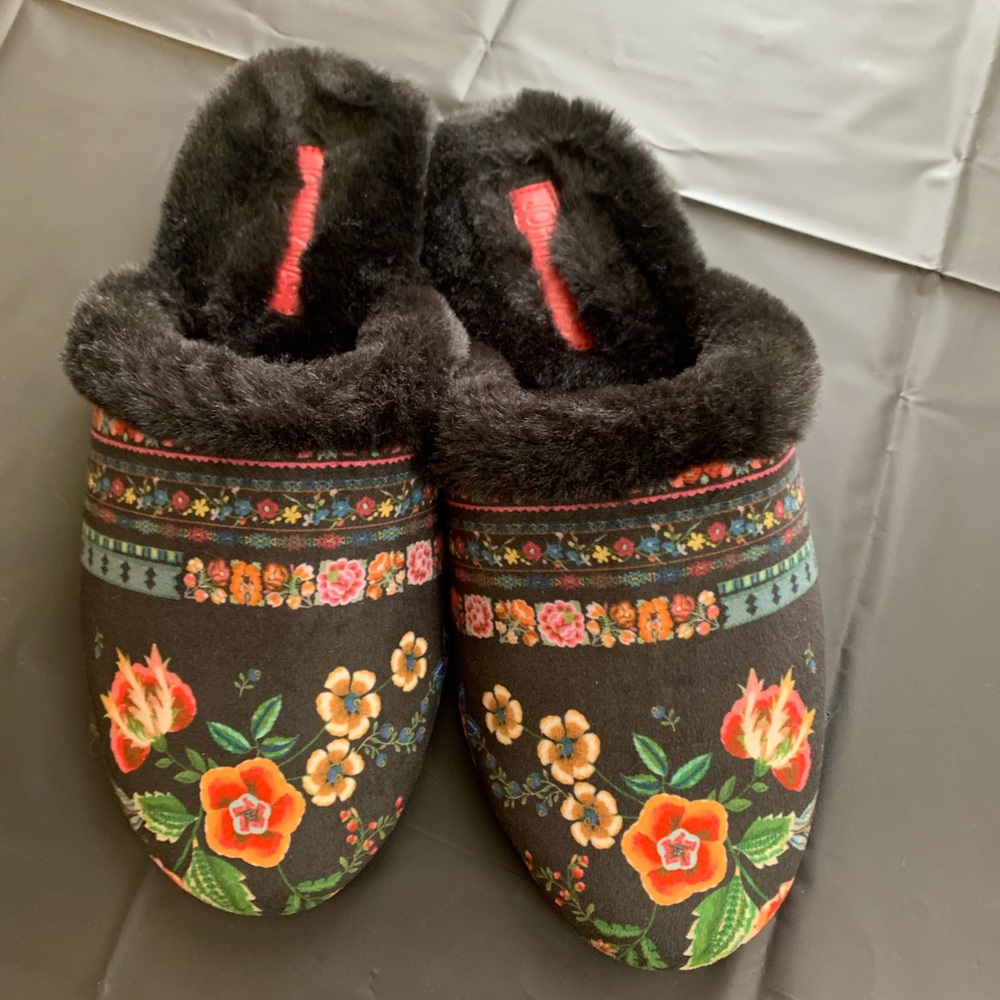 NWOT Johnny was floral black lined slippers